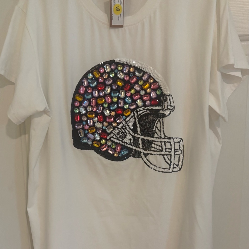 QUEEN OF SPARKLES White Tee with Colorful Jewel Helmet Design NWT SIZE XL